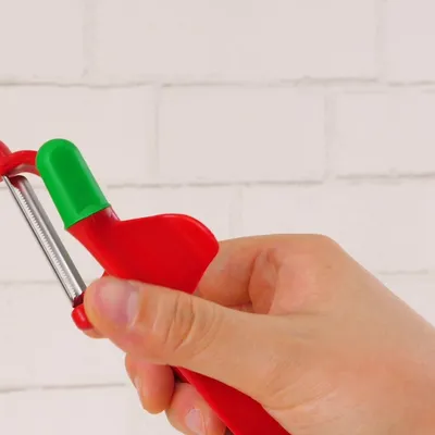トマトも桃も一発でつるんっ! 皮むき器