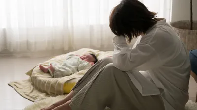 産後に眠れないのはなぜ?ホルモンや育児、心の問題などの原因とその対策