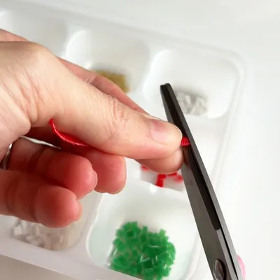 ペットボトルキャップを細かく切って形を作る