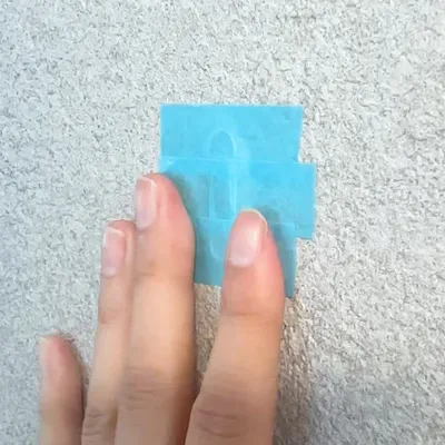 壁に穴を開けずに飾れる簡単な工夫