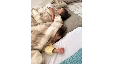 寝かしつけ革命！プロジェクターで絵本の読み聞かせがラクになった話