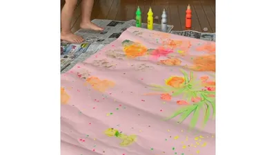 新聞紙を敷いて絵の具遊び。足に絵の具をつけて紙の上を歩きました