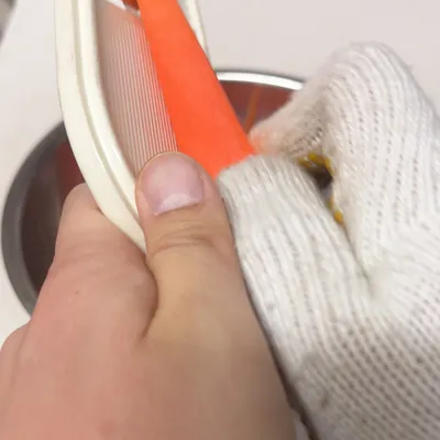 ニンジンに棒を刺すだけで安全にスライス！