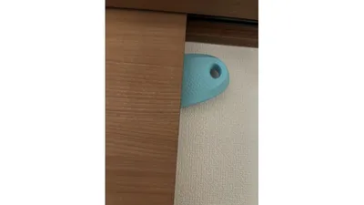 引き戸の上の方に挟み込むだけ。1歳の息子は開けられなくなりました