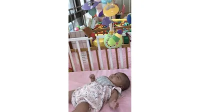 初めて訪れた児童館のベビースペース。メリーの下でごろんと一息