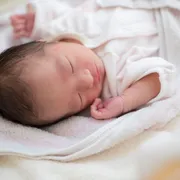 新生児の昼寝、どれくらい寝るのが普通？よくある悩み＆対処法について