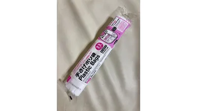 100均で購入したロールタイプの手さげポリ袋。汚れ物入れやゴミ袋として活躍します