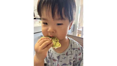 できあがったチップスをパクリ。自分で作ったおやつは特別です