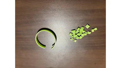 ペットボトルキャップを細かく切ったパーツ。切る作業は大人が担当