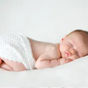 新生児の寝る場所はどう選ぶ？昼夜の使い分けとおすすめ寝具を解説