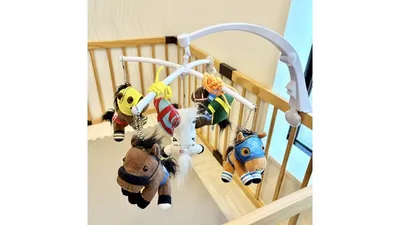 ベビーベッドに取り付けた馬モチーフの手作りメリー