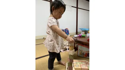 積み木を横に並べる遊び。秩序を理解してきているサインでもあります