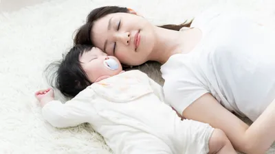 抱っこ紐での寝かしつけがつらい…。負担を減らすコツとおすすめ活用法