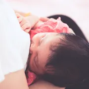 母乳を飲む赤ちゃん