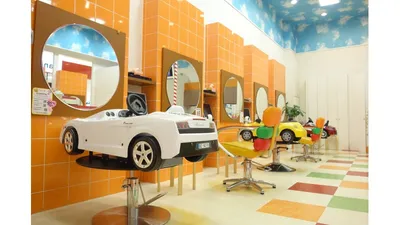 キッズサロンの店内。車の形の席でアニメを観ながらカットできます