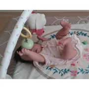ねんね期の赤ちゃんが自分で遊べる環境づくりと成長のヒント