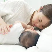 赤ちゃんが夜泣きで寝ない…原因と今日からできる具体的な対策を解説