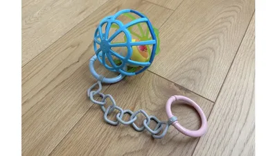 やわらかおもちゃリングでおもちゃをつないだ状態。チェーン部分は柔らかい素材です