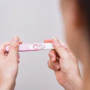 妊娠検査薬のフライング検査とは？性交から2週間後・生理予定日当日はNG？