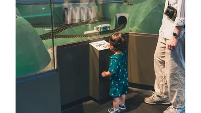 ボタンを押すとミニ車両が走り出すブース。息子もとても気に入っていました