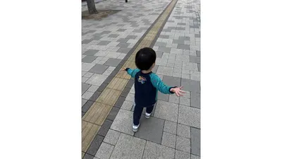 まっすぐ伸びた線の上を、落ちないように歩く子ども
