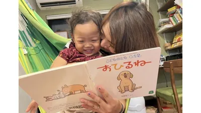 破れたページをテープで直す様子。その姿を子どもに見せるのがポイント