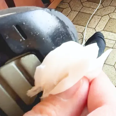 靴の裏に絆創膏を貼るだけで滑りにくく!