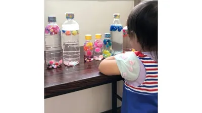 雨の日のおうち遊び4選｜粘土・水遊び・絵の具・センサリーボトル