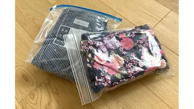 サイズアウトした服をサイズ・季節別に保存袋へ。透明なので開けなくても中身がわかります
