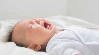 夜泣きはいつからいつまで?原因と対策を月齢別に解説