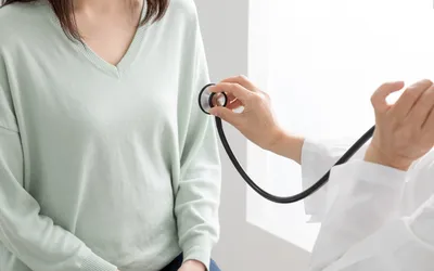 【医師監修】妊娠後期に息苦しい…原因・対処法は?赤ちゃんへの影響も解説