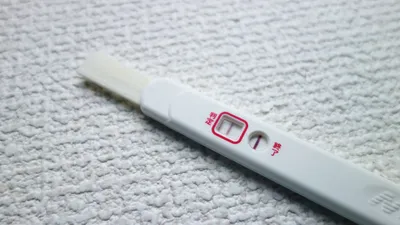 妊娠検査薬はいつ・どうやって使うの?仕組みや結果の見方、病院に行く目安なども解説