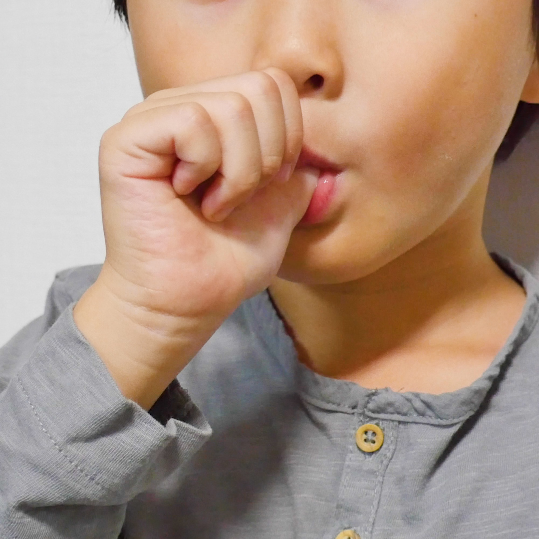 やめたほうがいい？ 指しゃぶりについて【小児歯科専門医監修】 | トモニテ