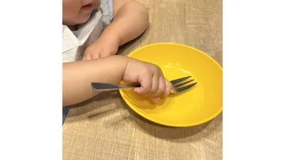 お皿の裏に耐震マットを貼っておけば、1歳の娘が引っ張ってもびくともしません