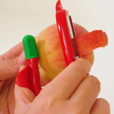トマトも桃も一発でつるんっ! 皮むき器