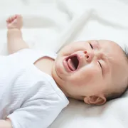 夜泣きをしない子には共通点がある？生活習慣・環境・親の関わり方まで徹底解説