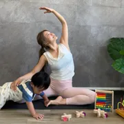 秋のスキンシップ時間に◎おうちでできる「親子密着あったかヨガ」