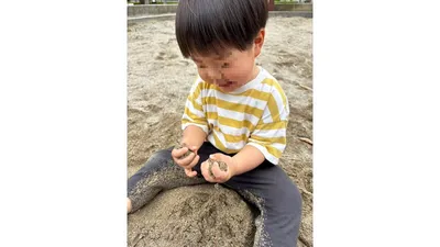 手で砂を触る経験は指先を育てます。スコップで掘ったり、バケツで運んだりする遊びもおすすめ