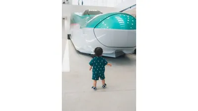 お仕事ステーションのすぐ横にある「はやぶさ」。姿が見えた瞬間から足取りが早歩きに