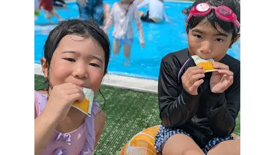 たくさん遊んだあとの冷たいゼリーは、子どもたちにとってうれしいおやつです