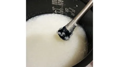おかゆは炊飯器の中でそのままつぶして固さを調整