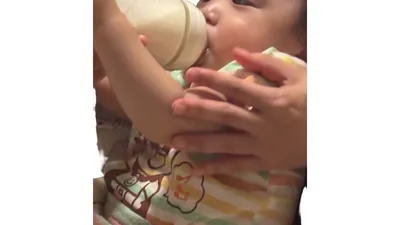 今では哺乳瓶でミルクをゴクゴク飲めるようになった次男