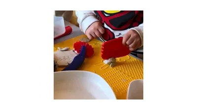型抜きや粘土用のはさみを使って、いろいろな形を作って遊んでいました