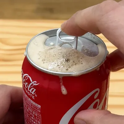 缶をこすると炭酸の噴き出しを防げる!