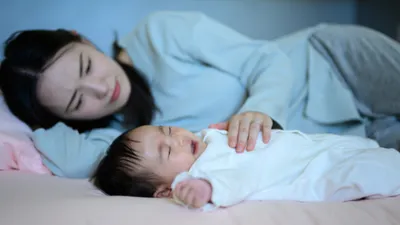 新生児の夜泣きはなぜ起きる？夜泣きがつらいときに知っておきたいこと