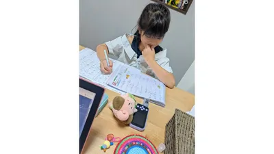 午前中に宿題や勉強に取り組んでいる様子