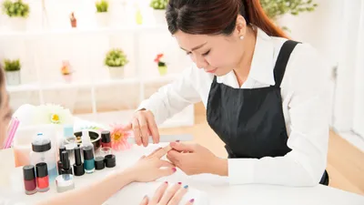 妊婦はネイルも大丈夫?妊娠中にネイルをするリスクや注意点について解説