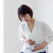 【医師監修】妊娠中の胃痛の原因や赤ちゃんへの影響は？飲める薬や対処法を解説