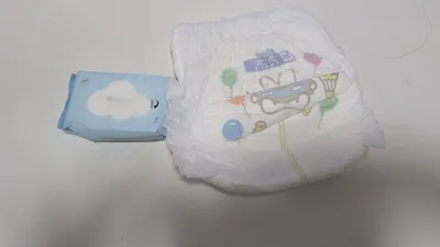 おむつと並べたところ。比べると、その小ささがよくわかります