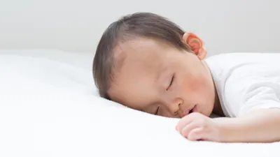 赤ちゃんが寝る時に泣くのはなぜ?原因と対処法まとめ